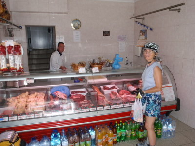 Purchasing some pre-cooked sausage at a market.